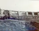 Uppbyggnaden av de massiva regleringsdammarna vid uppförandet av Älvkarleby kraftverk, omkring 1906 (enligt text i album).