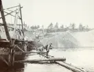 Arbetet med tillfälliga fångdammar som byggdes för att torrlägga älvfåran vid byggandet av Älvkarleby kraftverk, omkring 1906 (enligt text i album).