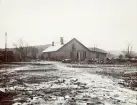 Arbetarbostad i Älvkarleby, vid byggandet av Älvkarleby kraftverk, omkring 1906 (enligt text i album).