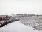 Arbetet med tillfälliga fångdammar som byggdes för att torrlägga älvfåran vid byggandet av Älvkarleby kraftverk, omkring 1906 (enligt text i album).