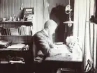 Troligen en ingenjör som arbetar vid sitt skrivbord, sannolikt kopplad till uppförandet av Älvkarleby kraftverk, omkring 1906 (enligt text i album).