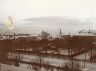 Vy över Uppsala med Uppsala slott i bakgrunden bakom molnen, omkring 1906 (enligt text i album).