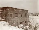 Byggandet av Älvkarleby kraftverk med maskinhallen under byggnadsfasen, omkring 1906 (enligt text i album).