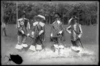 Krigare i dräkter från Gustaf II Adolfs tid.