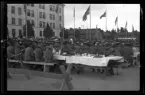 Vid dukade bord på kaserngården.