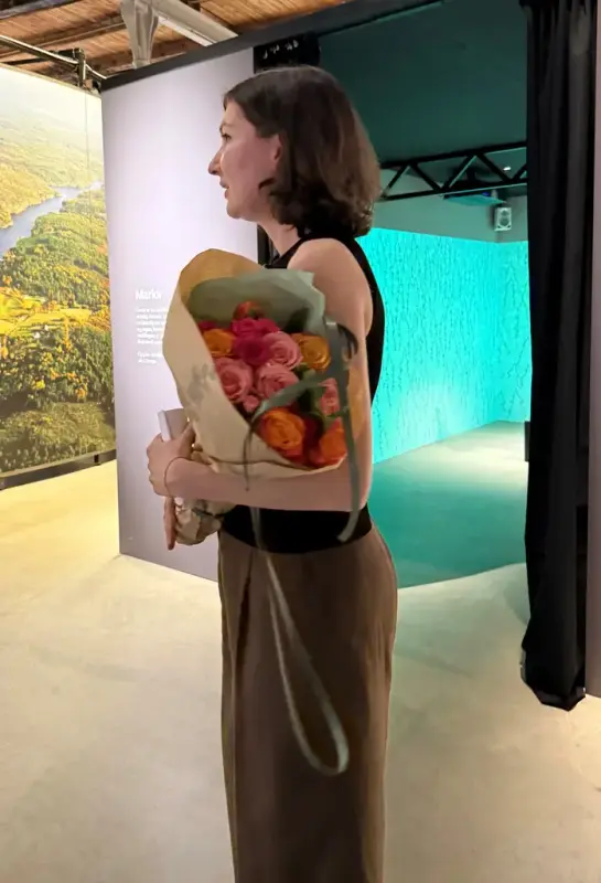 Prosjektleder Catharina Broch mottok blomster 