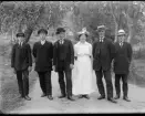 Fotografi i serie för identifiering av motiv ur A C Hultgrens fotosamling.

Kommentar:
Martin Humör (1889-1977) identifierad till höger om kvinnan.