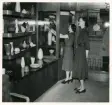 Försäljning i butik, Bo Fajans 1940-tal. Kvinnorna på bild är Berit Ternell samt Lillie Dahlgren.