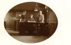 Fabrikör August Boberg (till höger i bild) tillsammans med två brorsdöttrar, kontoristerna Anna Boberg (till vänster) samt Hulda Boberg (mitten).