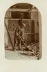 C. G. Kvist eldar ångpannan med avfall från vedbacken, Bo Fajans 7/5 1914.