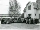 Bo Fajans samlade personal och släkten Boberg utanför huvudkontoret i Gröneborg, 75-års jubileet.