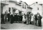 Släkten Boberg (till vänster i bild) utanför huvudkontoret i Gröneborg, 75-års jubileet. Till höger i bild syns även medlemmar från personalen.