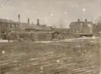 Fabriken i Gröneborg (idag platsen för Lantmäteriet) med omgivningar samt personal,  Bo Fajans före 1897. Längst till vänster i bild syns fabrikör August Boberg.
