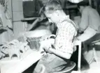Tillverkningsprocessen hos Bo Fajans, omkring 1946-1950. Arbetstation för putsning av godsen inför bränning.