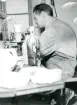 Tillverkningsprocessen hos Bo Fajans, omkring 1946-1950. Arbetstation för handmålad dekorering av godset.