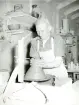 Tillverkningsprocessen hos Bo Fajans, omkring 1946-1950. Drejaren Ernst Sjöberg i arbete.