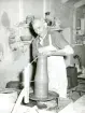 Tillverkningsprocessen hos Bo Fajans, omkring 1946-1950. Drejaren Ernst Sjöberg i arbete.