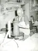 Tillverkningsprocessen hos Bo Fajans, omkring 1946-1950. Drejaren Ernst Sjöberg i arbete.