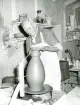 Tillverkningsprocessen hos Bo Fajans, omkring 1946-1950. Drejaren Ernst Sjöberg i arbete.