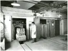 Tillverkningsprocessen hos Bo Fajans, omkring 1946-1950. Arbetare vid el-tunnelugn från ASEA samt en vagn lastad med gods.