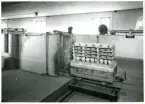 Tillverkningsprocessen hos Bo Fajans, omkring 1946-1950. Arbetare vid el-tunelugn från ASEA samt en vagn lastat med gods.