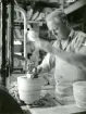 Tillverkningsprocessen hos Bo Fajans, omkring 1946-1950. Arbetsstation för formning av gods.
