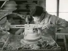 Tillverkningsprocessen hos Bo Fajans, omkring 1946-1950. Arbetsstation för formning av gods.