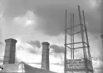 Arbete med taket på fabriken 1951, skortstenar till rundugn på Bo fajans.