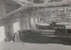 Några båtar i båtbyggeri.