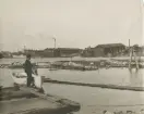 Varvs- och industriområde vid strand.