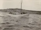 Segelfartyg med motor, många passagerare.