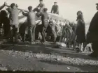 Män balanserar båt vid sjösättning(?).