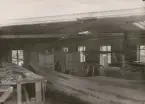 Båt under uppbyggnad i båthall.