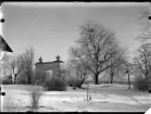 Fotografi i serie för identifiering av motiv ur A C Hultgrens fotosamling.

Kommentar:
Kyrkomiljö vi gått bet på.