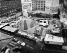 Byggherre: Byggnadsaktiebolaget Contractor, Stockholm. Hörnet Kungsgatan och Sveavägen, mittemot Stockholms Konserthus. Byggnadstomten är belägen på den s k Brunkebergsåsen. Arbetsbilder.