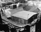 Byggherre: Byggnadsaktiebolaget Contractor, Stockholm. Hörnet Kungsgatan och Sveavägen, mittemot Stockholms Konserthus. Byggnadstomten är belägen på den s k Brunkebergsåsen. Arbetsbilder.