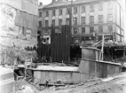 Byggherre: Byggnadsaktiebolaget Contractor, Stockholm. Hörnet Kungsgatan och Sveavägen, mittemot Stockholms Konserhus. Byggnadstomten är belägen på den s k Brunkebergsåsen. Schaktar.