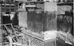 Byggherre: Byggnadsaktiebolaget Contractor, Stockholm. Hörnet Kungsgatan och Sveavägen, mittemot Stockholms Konserhus. Byggnadstomten är belägen på den s k Brunkebergsåsen. Schaktar.