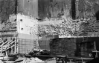 Byggherre: Byggnadsaktiebolaget Contractor, Stockholm. Hörnet Kungsgatan och Sveavägen, mittemot Stockholms Konserhus. Byggnadstomten är belägen på den s k Brunkebergsåsen. Schaktar.