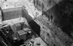 Byggherre: Byggnadsaktiebolaget Contractor, Stockholm. Hörnet Kungsgatan och Sveavägen, mittemot Stockholms Konserhus. Byggnadstomten är belägen på den s k Brunkebergsåsen. Schaktar.