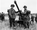 Pansarvärnspjäs 1110 med soldater i M71958. Vapen.