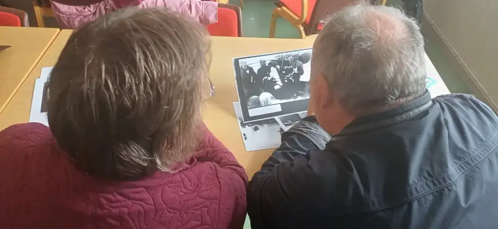 Bilder studeres på Ingøy