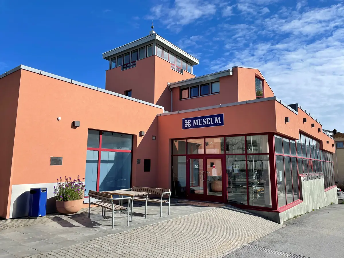 Gjenreisningsmuseet for Finnmark og Nord-Troms, sett utenfra i solskinn