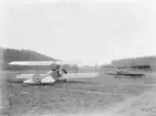 Två flygplan SW 12 (Albatros B II), uppställda på ett flygfält, 1917.