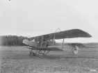 Flygplan SW 10 (Farman HF 22), uppställt på ett flygfält, 1914. Vy från sidan.