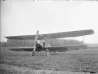 Flygplan SW 12 (Albatros B II), uppställt på ett flygfält, 1917. Vy framifrån.
