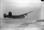 Flygfoto av amerikanskt flygplan B-24 Liberator under provflygning efter reparation i Sverige, 1945.