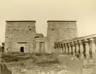 Vy över ett tempel på ön Philae. Kolonner och pylon/ingången till Isis-templet.