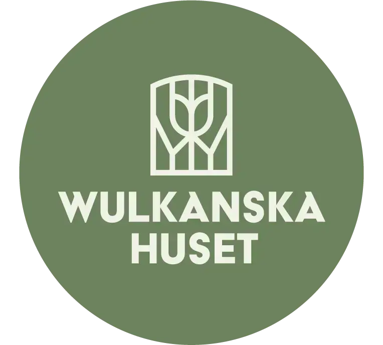 Logotyp med grön botten med vit skrift och symbol.