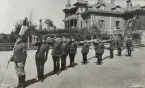 Krigsbroexercis. Bärartropp med materiel till bock. Stabsbyggnaden på Jaktvarvet i bakgrunden. Ing 1, 1903.